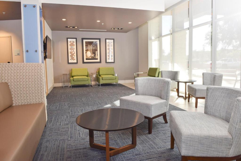 Holiday Inn Express & Suites - Orlando - Southeast, an IHG Hotel Image