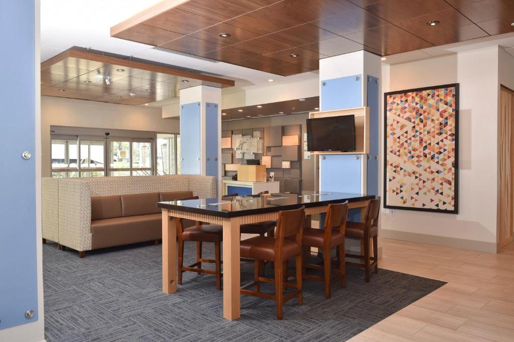 Holiday Inn Express & Suites - Orlando - Southeast, an IHG Hotel Image