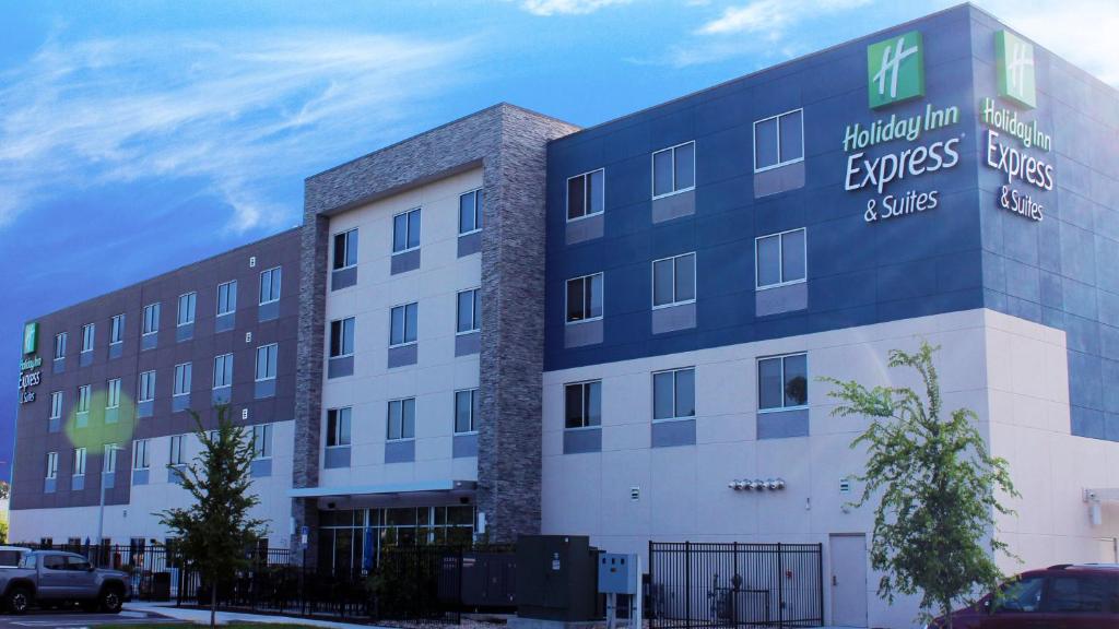 Holiday Inn Express & Suites - Jacksonville W - I295 and I10, an IHG Hotel Image