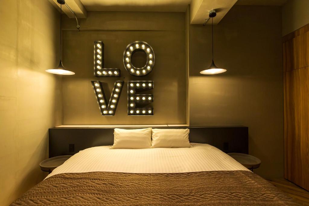 - une chambre avec un lit et un panneau indiquant : dans l'établissement Hotel Odo-Adult Only, à Fukuoka