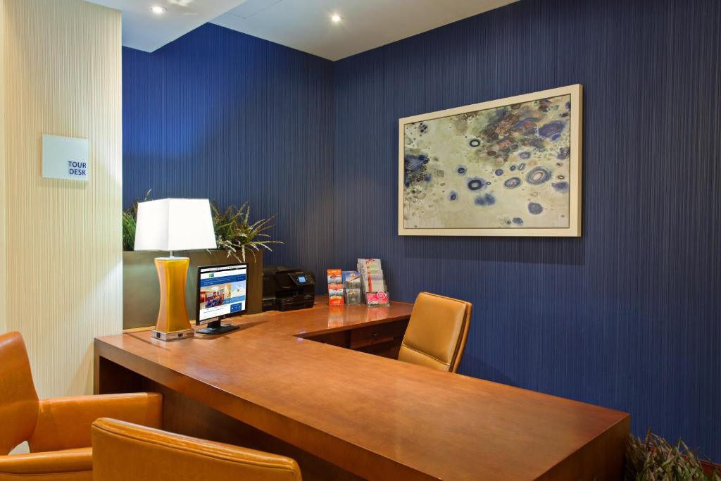 Holiday Inn Express Hotel & Suites Fisherman's Wharf, an IHG Hotel Image