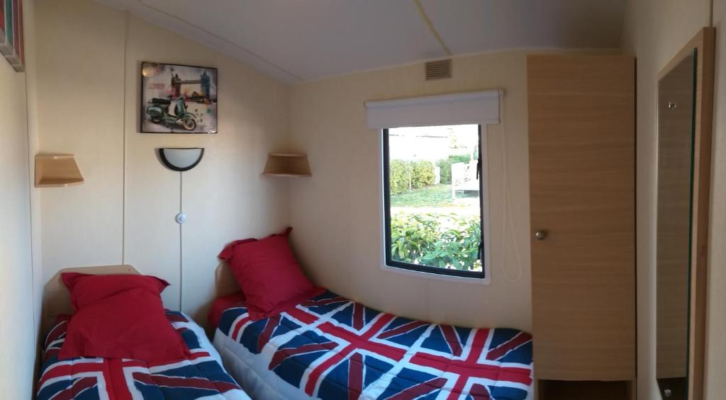 une petite chambre avec un lit et une fenêtre dans l'établissement SIBLU CONDRIEU, à Condrieu