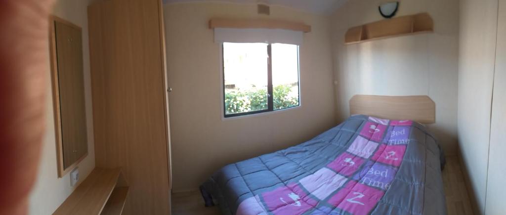 une petite chambre avec un lit et une fenêtre dans l'établissement SIBLU CONDRIEU, à Condrieu