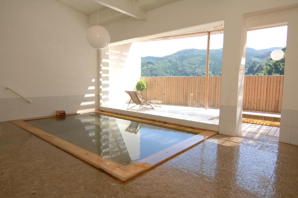 une chambre avec une piscine au milieu d'une maison dans l'établissement Zen no Yu, à Kawazu