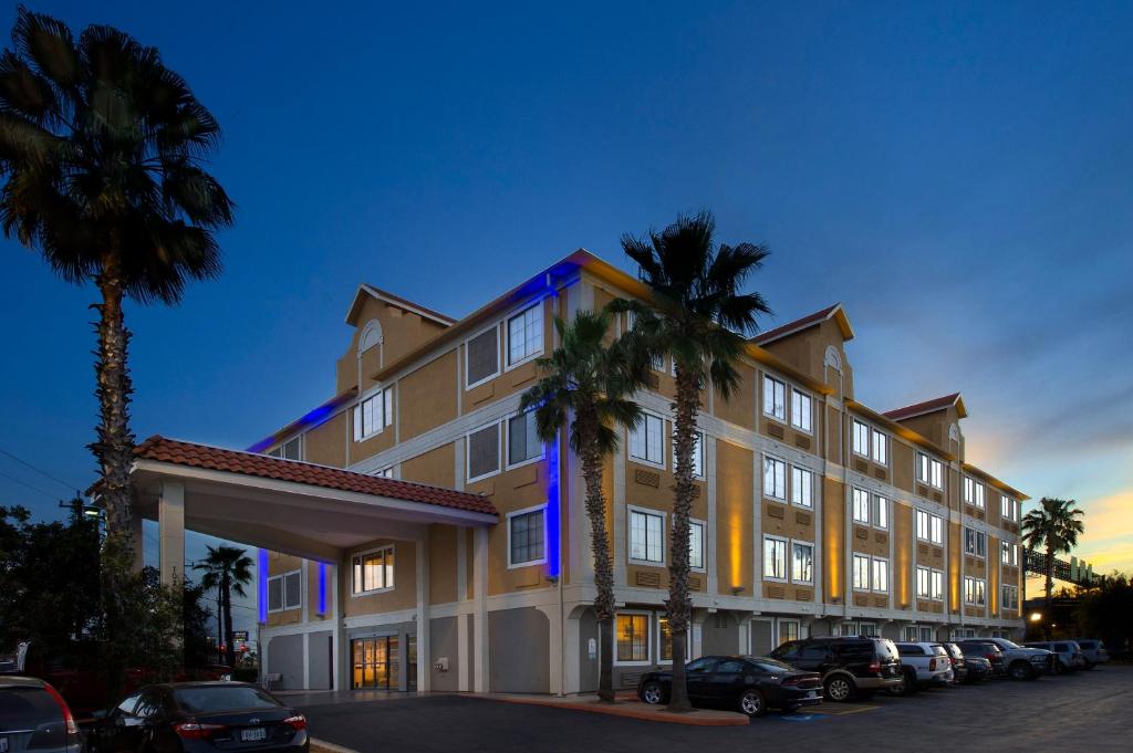 Holiday Inn Express & Suites San Antonio - Downtown Market Area, an IHG Hotel Image