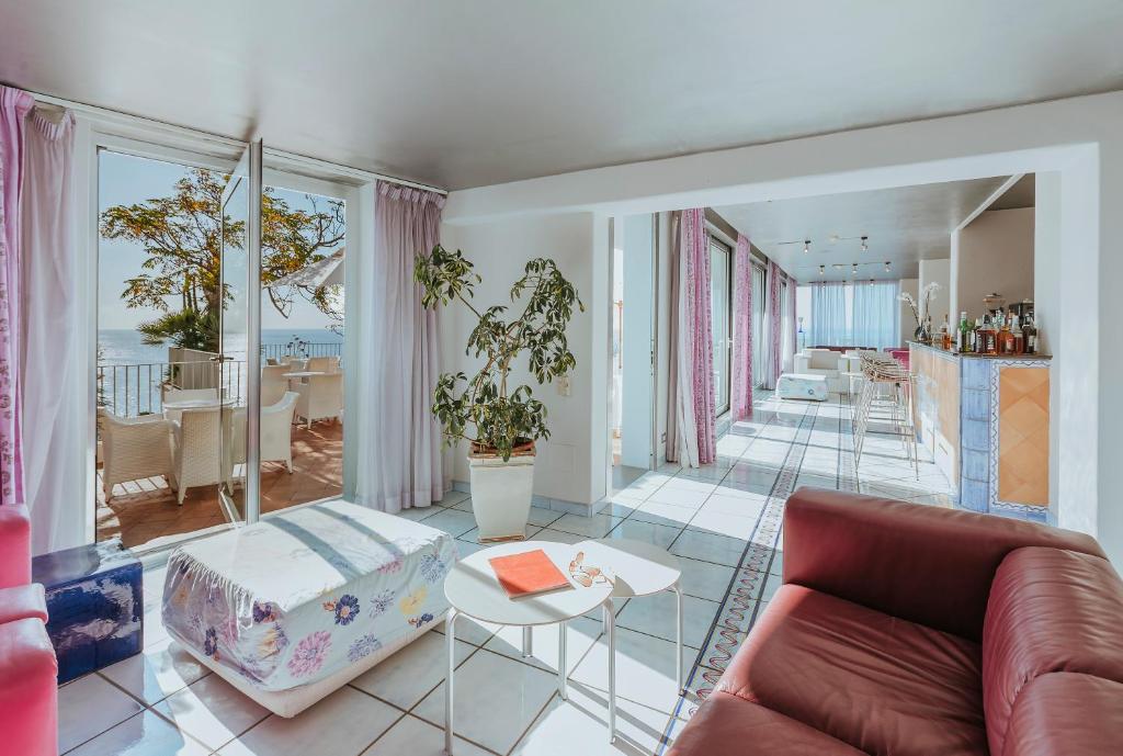 un salon avec un canapé et une table dans l'établissement Hotel San Giorgio Terme, à Ischia