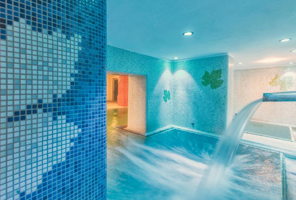 une salle de bain avec une baignoire avec une fontaine à eau dans l'établissement Hotel San Giorgio Terme, à Ischia
