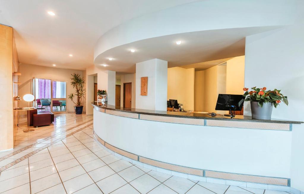 un hall d'hôtel avec une réception dans l'établissement Hotel San Giorgio Terme, à Ischia 40 autres photos