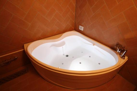 une baignoire dans le coin d'une pièce dans l'établissement Hotel Pasion Resort (Adult Only), à Fukushima