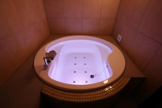 La salle de bains est pourvue d'une baignoire et d'un lavabo. dans l'établissement Hotel Pasion Resort (Adult Only), à Fukushima 4 autres photos