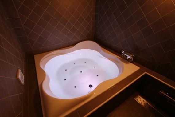La salle de bains d'angle est pourvue d'une baignoire. dans l'établissement Hotel Pasion Resort (Adult Only), à Fukushima