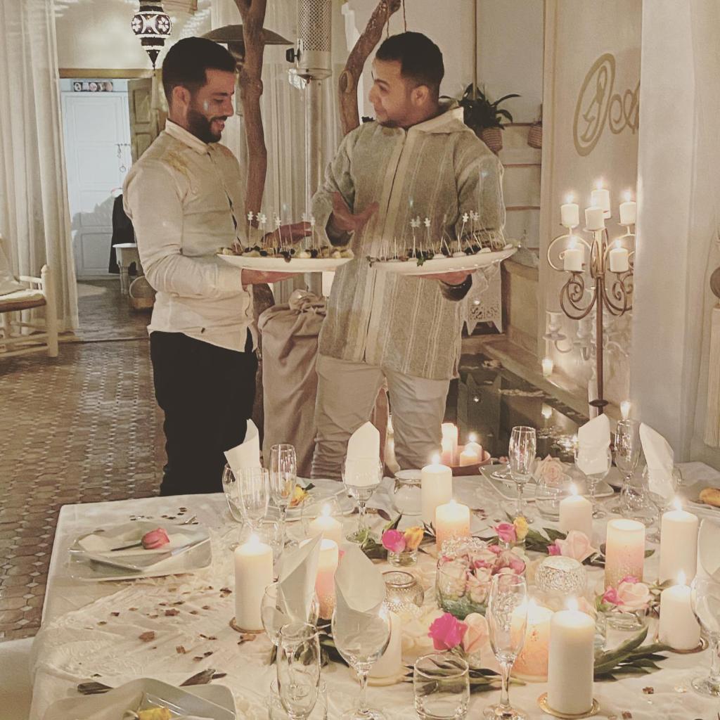 deux hommes tenant des plaques alimentaires sur une table dans l'établissement Riad Les Orangers D'alilia, à Marrakech 37 autres photos