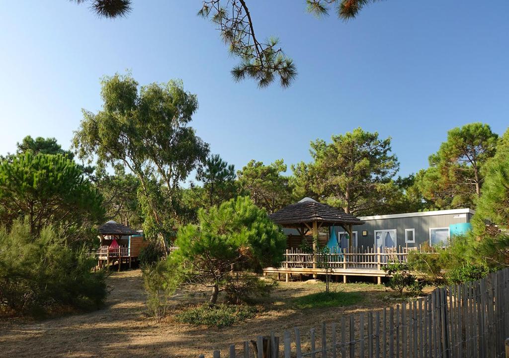 une maison dans les bois avec une clôture dans l'établissement Camping San Damiano, à Biguglia