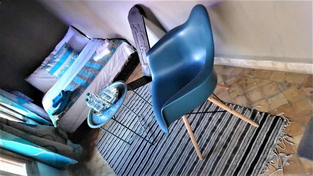 un dauphin bleu sur une table dans une pièce dans l'établissement R´Mila Medina Fez, à Fès
