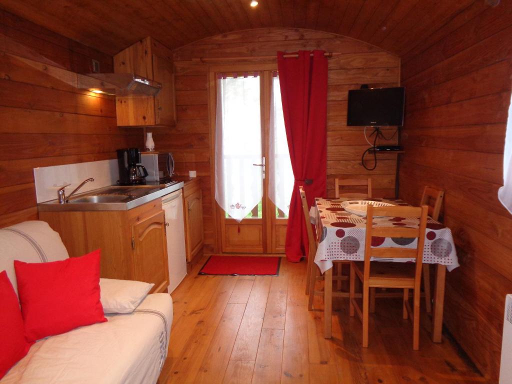 - un salon avec une cuisine et une table avec un canapé dans l'établissement Domaine Moulin d'Elemiah, à Gémozac