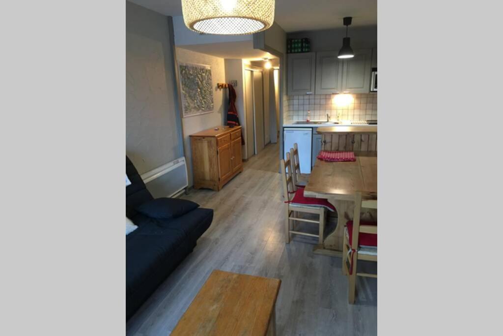 un salon avec un canapé bleu et une table dans l'établissement Appartement cosy Deux Alpes front de neige 34m2 6p, à Mont-de-Lans 26 autres photos
