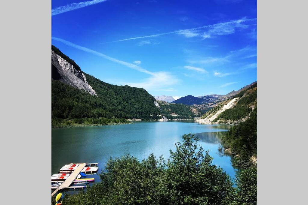 - une vue sur une rivière avec des bateaux dans l'établissement Appartement cosy Deux Alpes front de neige 34m2 6p, à Mont-de-Lans