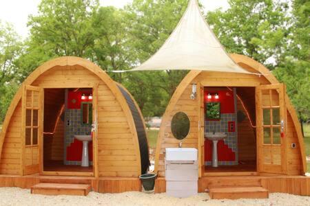 une petite maison en bois avec un toit en pointillé dans l'établissement Les yourtes de Bascot, à Vaylats