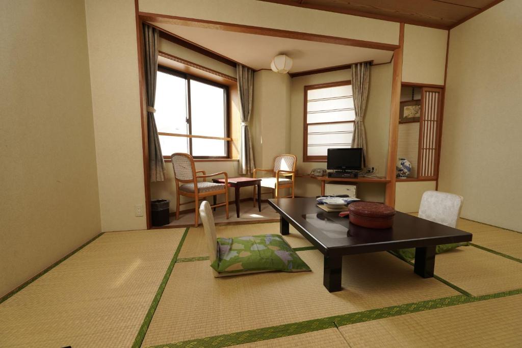un salon avec une table et une salle à manger dans l'établissement Mori no RyoTei Mount Bandai, à Inawashiro