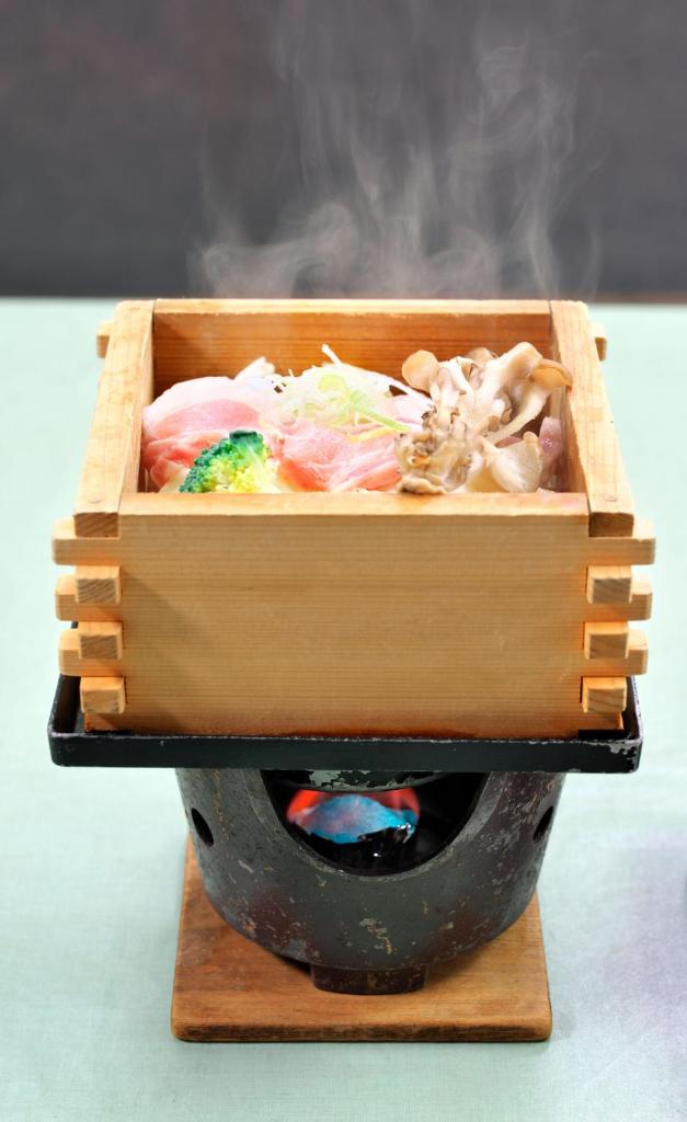 une boîte en bois remplie de différents types de denrées alimentaires dans l'établissement Mori no RyoTei Mount Bandai, à Inawashiro