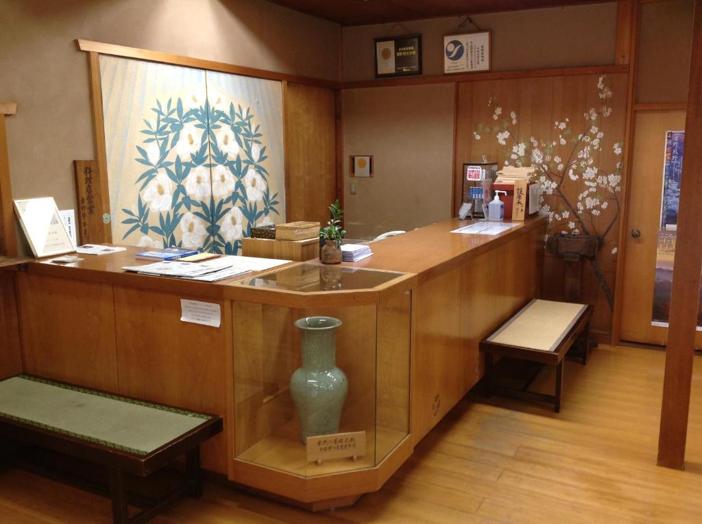 une chambre avec un comptoir et un vase sur lui dans l'établissement Chikurinin Gunpoen, à Yoshino