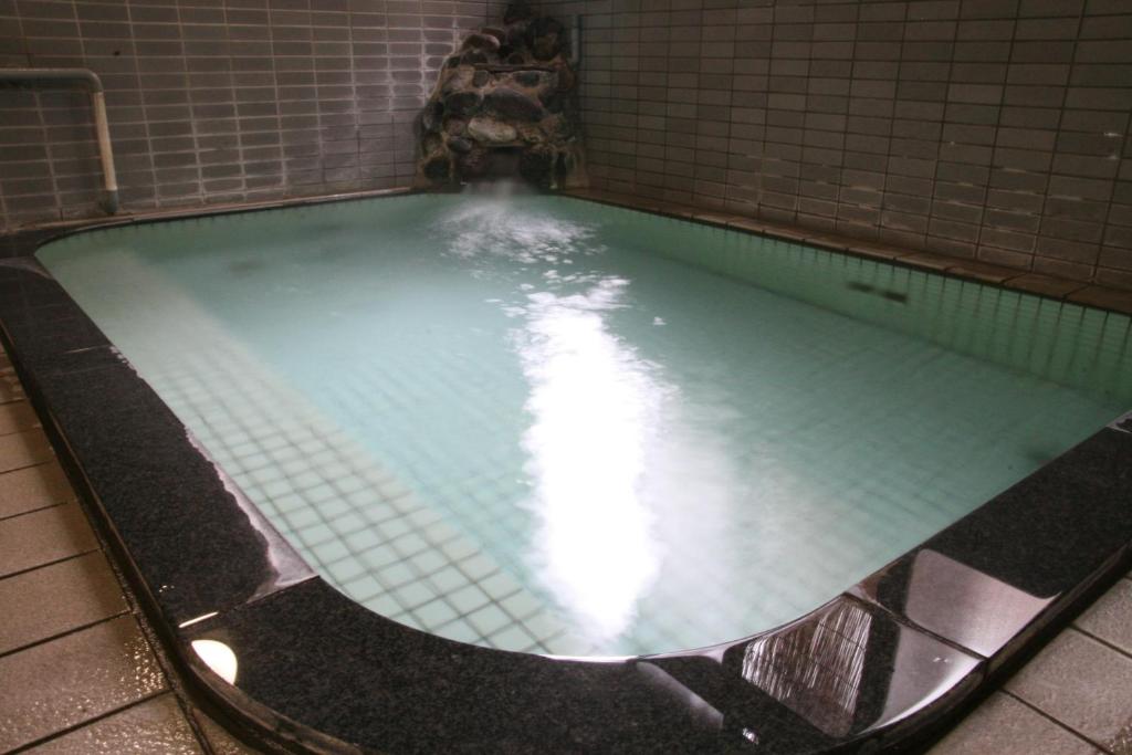 une piscine vide dans un bâtiment dans l'établissement Nakajimaya Ryokan, à Nozawa Onsen