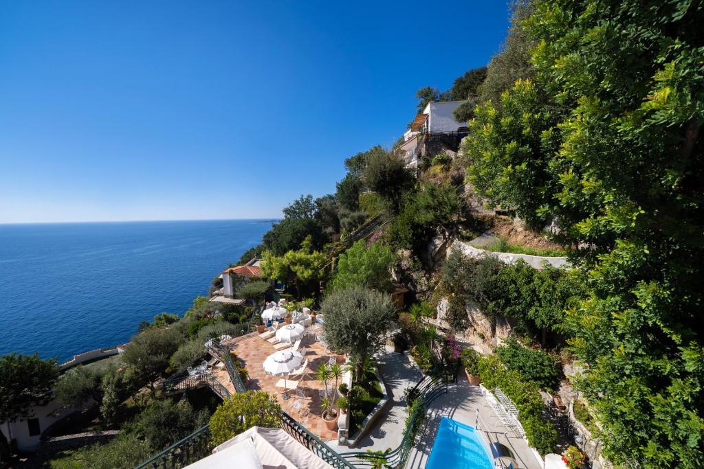 - une vue sur un complexe situé sur une colline à côté de l'océan dans l'établissement Luxury Villas Positano, à Positano