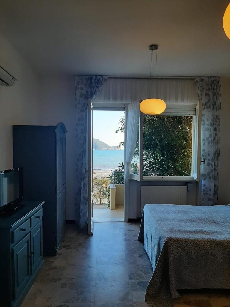 une chambre avec un lit et une fenêtre avec vue dans l'établissement Residence Sole, à Albenga