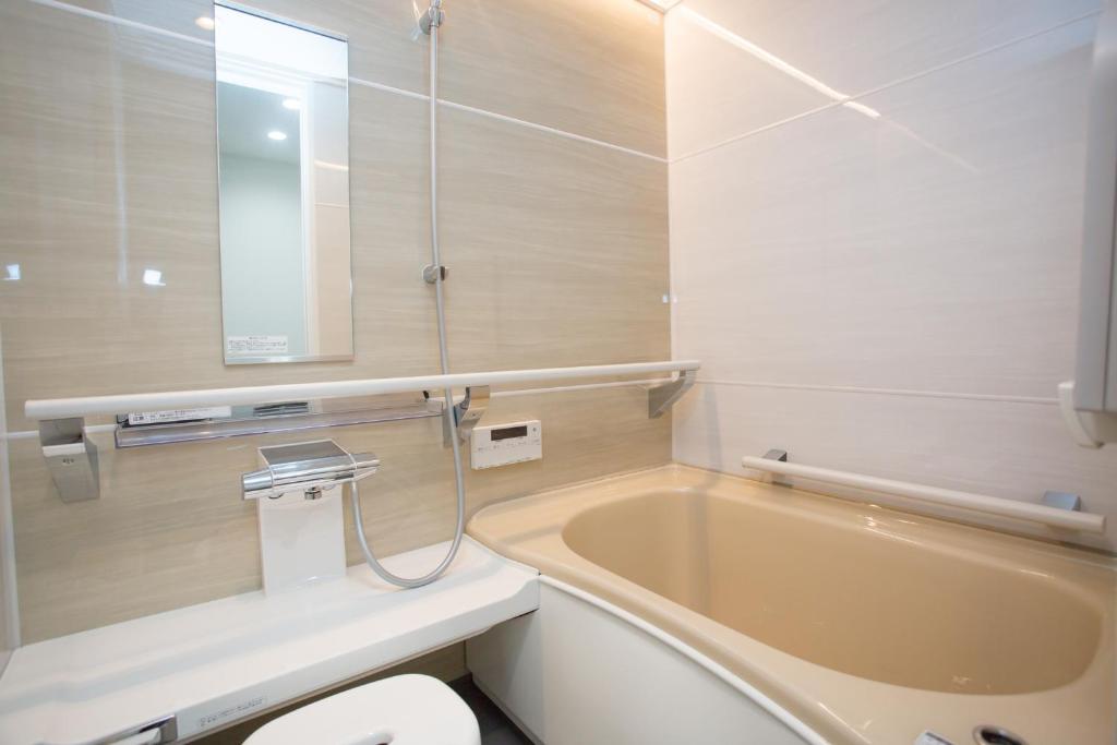 une salle de bain avec une baignoire, des toilettes et un lavabo dans l'établissement Kyo Obataya, à Kyoto 12 autres photos