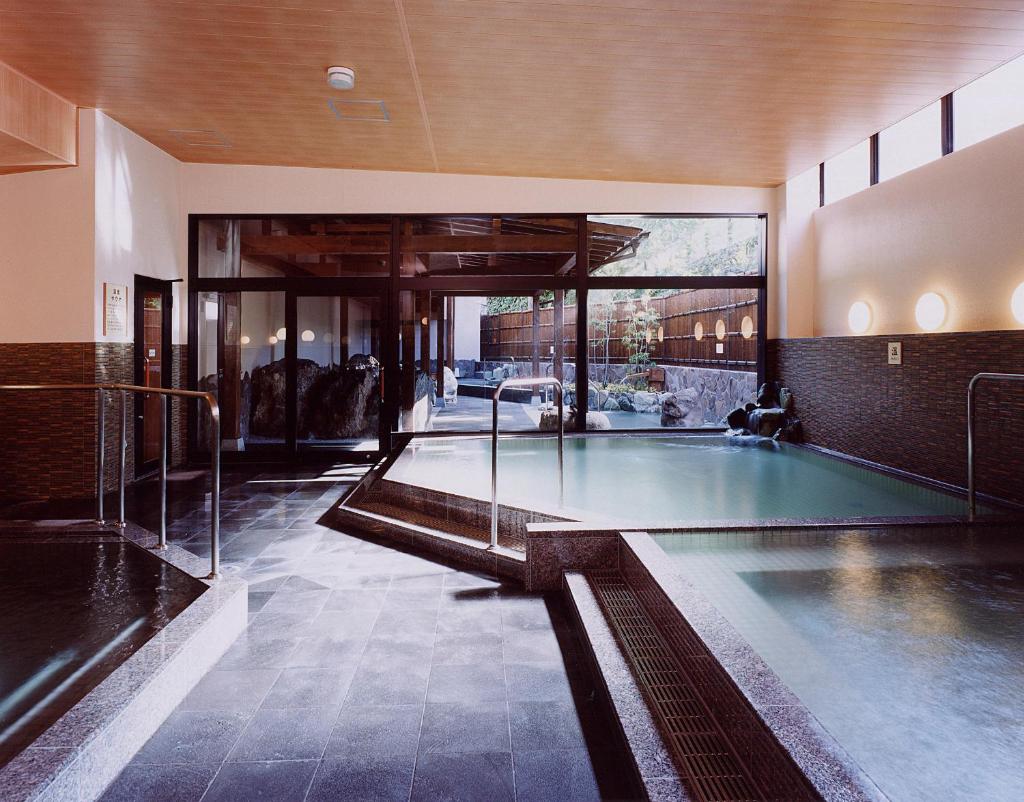 une grande piscine dans un immeuble dans l'établissement Aridagawa Onsen Hotel Sunshine, à Arida