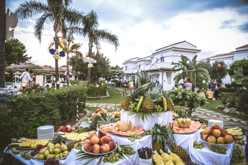 un tableau rempli de fruits et légumes à l'exposition dans l'établissement Villaggio Spiagge Rosse, à Capo Rizzuto