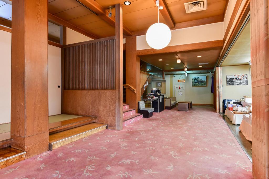 un hall vide d'un immeuble de bureaux avec des plafonds en bois dans l'établissement Annex Fujiya Ryokan, à Kaminoyama
