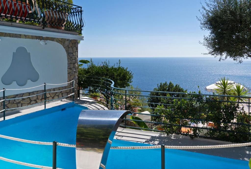 une vue sur l'océan depuis une maison dans l'établissement Luxury Villas Positano, à Positano