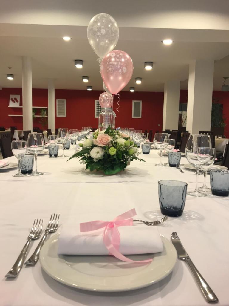 une table avec une plaque avec un ruban rose et des ballons dans l'établissement Hotel Royal, à San Benedetto del Tronto 56 autres photos