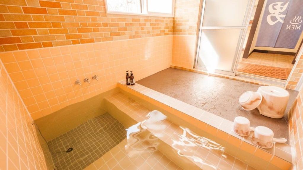 une salle de bain avec une baignoire et un lavabo dans l'établissement 金剛寺 宿坊 成穂院, à Matsukawa 36 autres photos