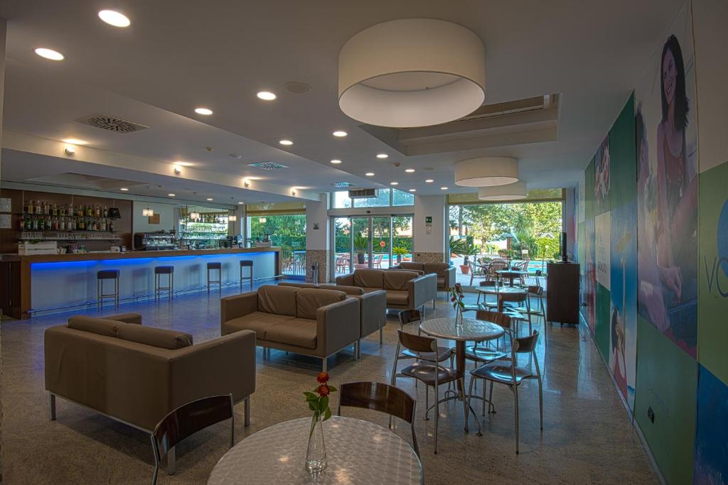 un restaurant avec des canapés, des tables et un bar dans l'établissement Hermitage Hotel, à Silvi Marina