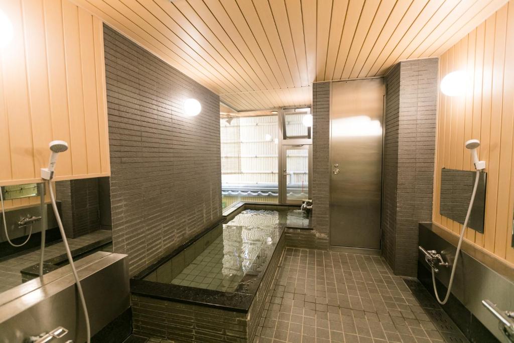 La salle de bains est pourvue d'une douche à l'italienne et d'une piscine. dans l'établissement Kyonoyado Kagihei, à Kyoto