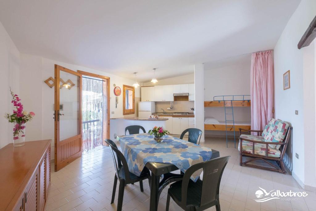 une salle à manger et une cuisine avec une table et des chaises dans l'établissement Residence Albatros, à Briatico 90 autres photos