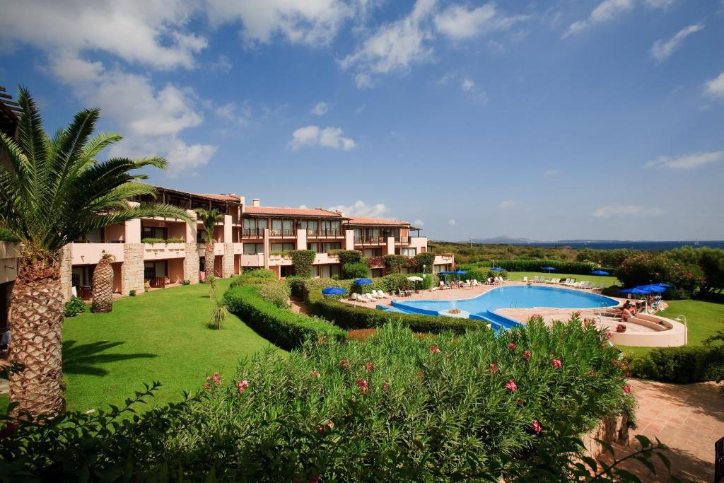 - une vue sur un complexe avec une piscine dans l'établissement Swadeshi Sporting Hotel Tanca Manna, à Cannigione