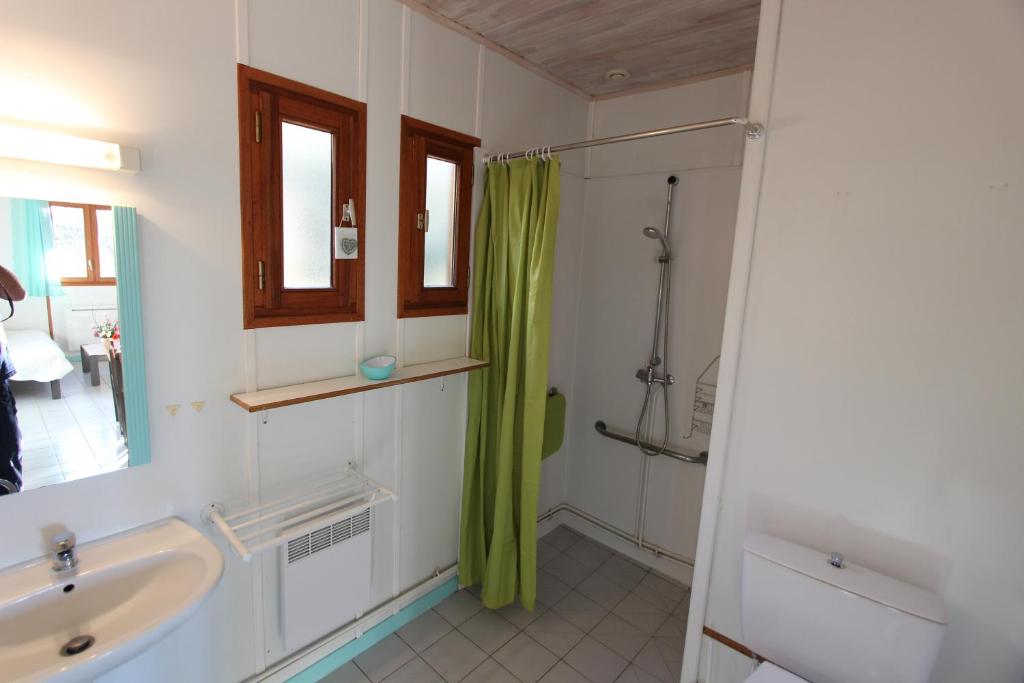 une salle de bain avec un lavabo et une douche dans l'établissement Chanteduc, à Beaurières