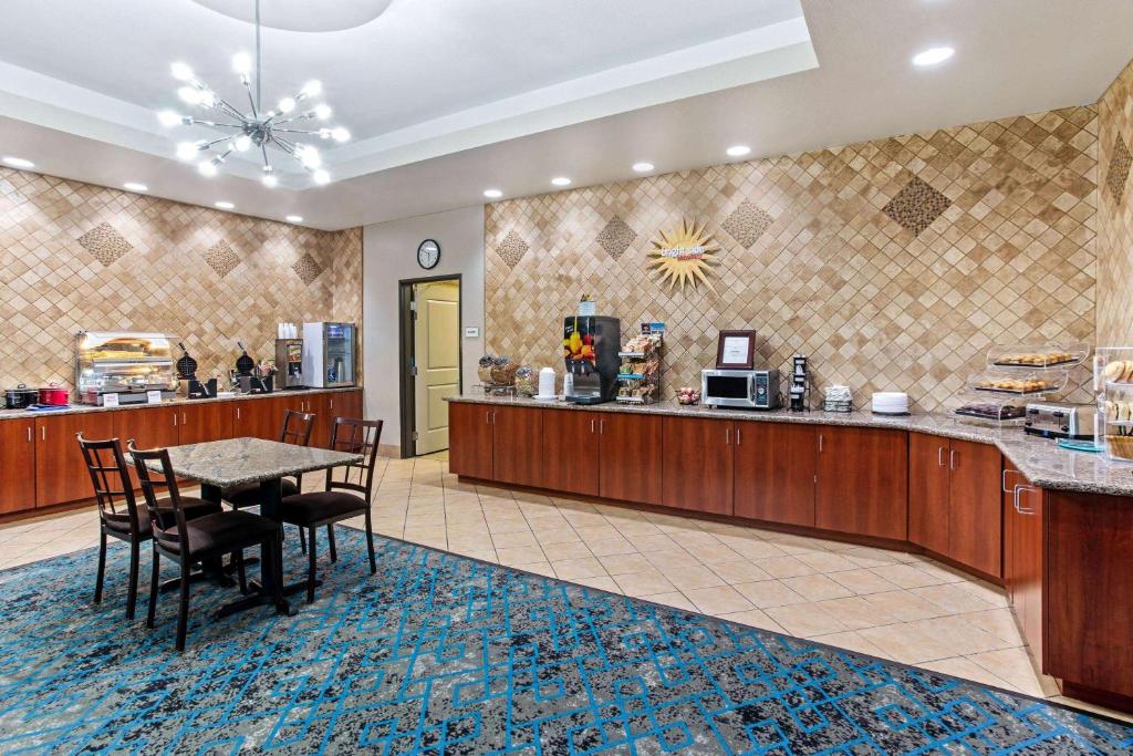 La Quinta by Wyndham Denver Gateway Park Image