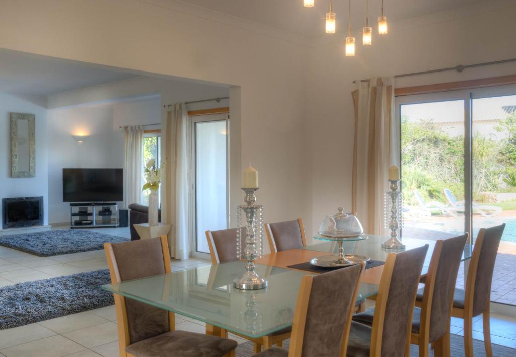 Villa Montanha, 4 Bedroom Villa, with swimming pool, loungers and alfresco dining, 10 min walk to the beautiful Praia da Luz Beach, Shops, Bars and Restaurants! 6