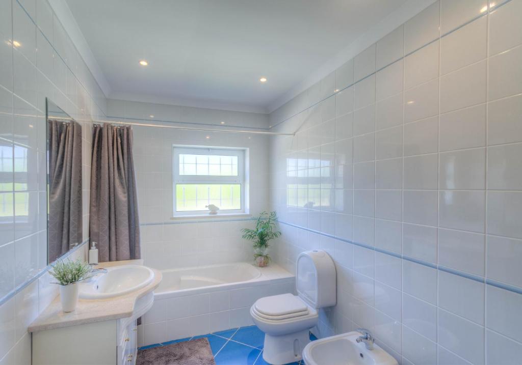 Villa Montanha, 4 Bedroom Villa, with swimming pool, loungers and alfresco dining, 10 min walk to the beautiful Praia da Luz Beach, Shops, Bars and Restaurants! 3