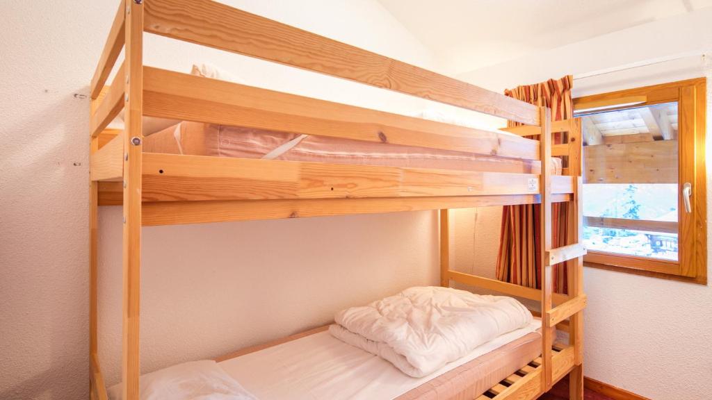 quelques lits superposés dans une chambre dans l'établissement Vacancéole - Résidence Les Chalets de la Ramoure, à Valfréjus