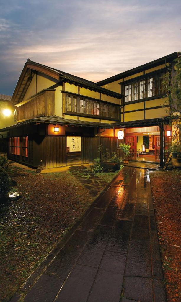 un bâtiment japonais de nuit avec une rue pluvieuse dans l'établissement Tagoto, à Aizuwakamatsu