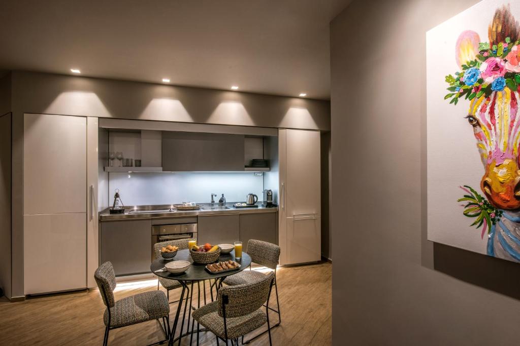 Everblue Apt with Unique Sea & Old Port View in the City Center wlaking distance to all major Sites 4