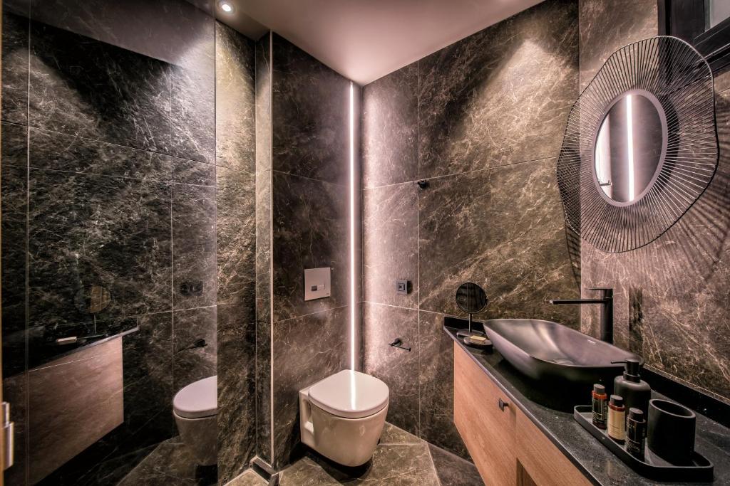 Everblue Apt with Unique Sea & Old Port View in the City Center wlaking distance to all major Sites 3