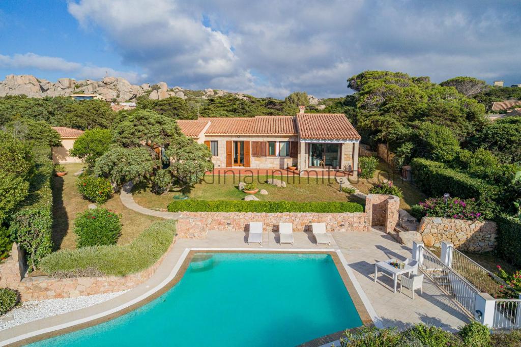 une vue aérienne d'une maison avec piscine dans l'établissement Villa Incanto di Gallura, à Buoncammino 47 autres photos