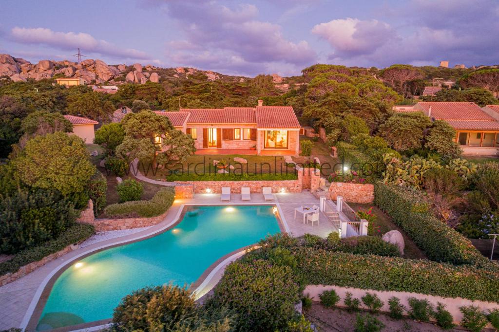 une vue aérienne d'une maison avec piscine dans l'établissement Villa Incanto di Gallura, à Buoncammino
