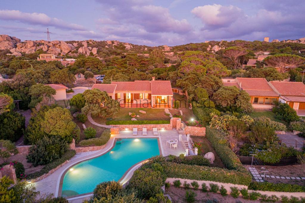 une vue aérienne d'une maison avec piscine dans l'établissement Villa Incanto di Gallura, à Buoncammino